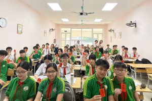 Thầy cô giáo động viên học trò trước kỳ thi vào lớp 10 THPT.