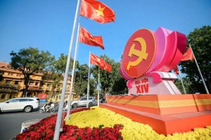 Cờ, hoa, pano, áp phích được trang hoàng đồng loạt trên nhiều tuyến phố Thủ đô.