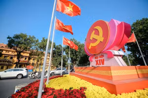 Cờ, hoa, pano, áp phích được trang hoàng đồng loạt trên nhiều tuyến phố Thủ đô.
