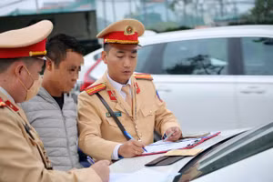 CSGT lập biên bản lái xe vi phạm.