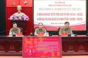 Giám đốc Công an TP Hà Nội (ngồi giữa) chủ trì hội nghị.