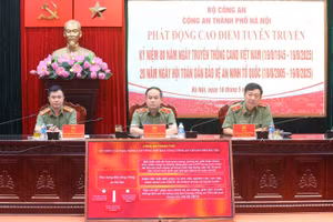 Giám đốc Công an TP Hà Nội (ngồi giữa) chủ trì hội nghị.