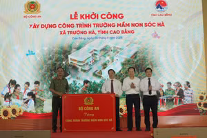 Thứ trưởng Bộ Công an Phạm Thế Tùng trao kinh phí xây trường mầm non cho lãnh đạo UBND tỉnh Cao Bằng.