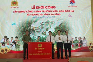 Thứ trưởng Bộ Công an Phạm Thế Tùng trao kinh phí xây trường mầm non cho lãnh đạo UBND tỉnh Cao Bằng.