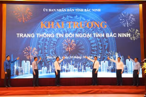 Lãnh đạo tỉnh Bắc Ninh và đại biểu bấm nút khai trương Trang Thông tin Đối ngoại tỉnh Bắc Ninh.