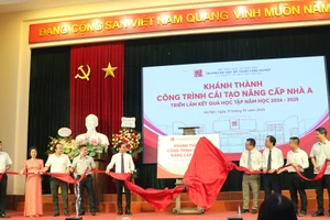 Các đại biểu thực hiện nghi thức khánh thành công trình cải tạo, nâng cấp khu giảng đường nhà A.