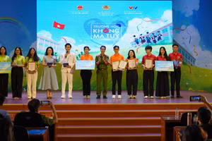 Đại tá Nguyễn Đức Tuấn, Phó Cục trưởng Cục Cảnh sát điều tra tội phạm về ma túy trao giải cho các đội tham gia cuộc thi