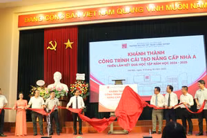 Các đại biểu thực hiện nghi thức khánh thành công trình cải tạo, nâng cấp khu giảng đường nhà A.