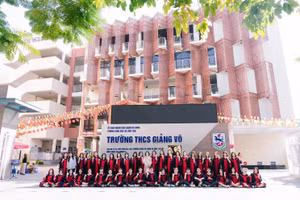 Chủ nhiệm Trần Thị Thu Hiền và học sinh lớp 9A2.