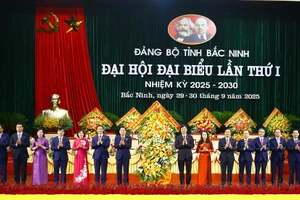 Ông Nguyễn Duy Ngọc tặng hoa chúc mừng Đại hội.