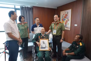 Đại diện Công an TP Hà Nội thăm, động viên cựu chiến binh Lê Bình.