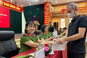 Cán bộ công an làm thủ tục cho phạm nhân được đặc xá sáng 1/9.