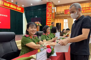 Cán bộ công an làm thủ tục cho phạm nhân được đặc xá sáng 1/9.