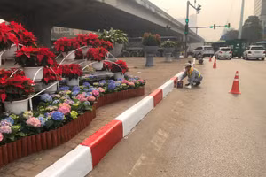 Sơn lại dải phân cách cùng các hạng mục bảo đảm an toàn giao thông.