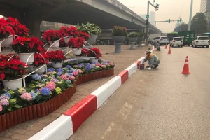 Sơn lại dải phân cách cùng các hạng mục bảo đảm an toàn giao thông.