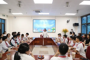 Hiệu trưởng Trường THCS Giảng Võ - Tô Thị Hải Yến gặp mặt, động viên học sinh có kết quả học tập chưa đạt.