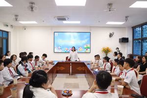 Hiệu trưởng Trường THCS Giảng Võ - Tô Thị Hải Yến gặp mặt, động viên học sinh có kết quả học tập chưa đạt. 