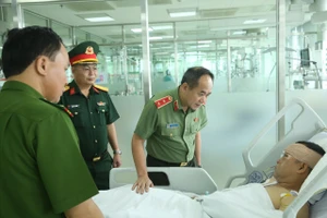 Trung tướng Nguyễn Thanh Tùng thăm hỏi, động viên Đại úy Lê Đình Công.