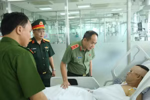 Trung tướng Nguyễn Thanh Tùng thăm hỏi, động viên Đại úy Lê Đình Công.