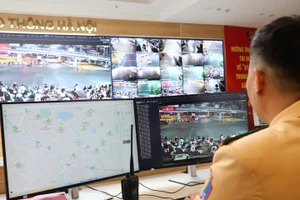 Cán bộ Đội chỉ huy giao thông và điều khiển đèn tín hiệu giao thông làm nhiệm vụ.