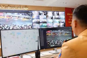 Cán bộ Đội chỉ huy giao thông và điều khiển đèn tín hiệu giao thông làm nhiệm vụ.