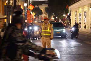 Cảnh sát giao thông làm nhiệm vụ tại các tuyến đường Thủ đô. (Ảnh minh họa).