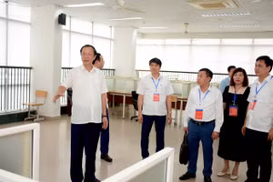 Thứ trưởng Phạm Ngọc Thưởng kiểm tra tại Trường THPT Chuyên Bắc Ninh.