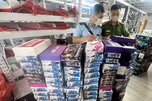 Hàng trăm sản phẩm đồ chơi không có hóa đơn, chứng từ bị thu giữ. Ảnh: CA.