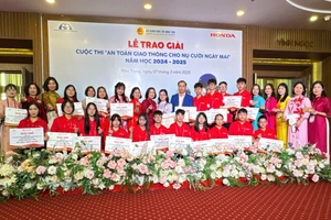 Đoàn Bắc Ninh chụp ảnh lưu niệm tại Lễ trao giải Cuộc thi.