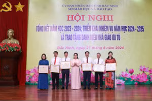 Thứ trưởng Bộ GD-ĐT Nguyễn Thị Kim Chi trao khen thưởng cho tập thể có thành tích xuất sắc trong năm học 2023 -2024.