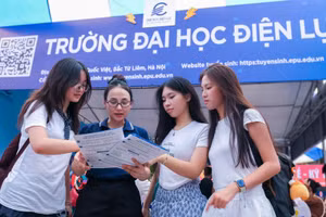 Sinh viên Trường Đại học Điện lực trong ngày hội tư vấn tuyển sinh.