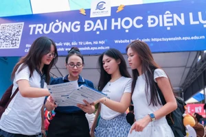 Sinh viên Trường Đại học Điện lực trong ngày hội tư vấn tuyển sinh.