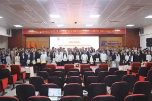 Các đại biểu chụp ảnh lưu niệm tại chương trình.