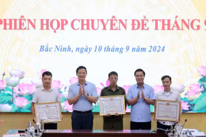 Chủ tịch UBND tỉnh Bắc Ninh Vương Quốc Tuấn (thứ 2 từ trái sang) tặng Bằng khen cho các tập thể, cá nhân.