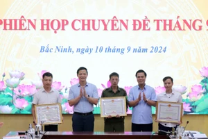 Chủ tịch UBND tỉnh Bắc Ninh Vương Quốc Tuấn (thứ 2 từ trái sang) tặng Bằng khen cho các tập thể, cá nhân.