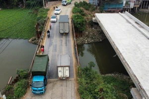 Mực nước sông Ngũ Huyện Khê dâng cao hơn đáy dầm thép cầu tạm - cầu Nét.