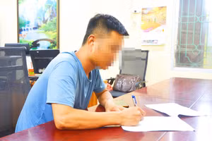 H.V.T ký nhận quyết định xử phạt vi phạm hành chính tại cơ quan công an.