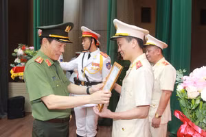 Bộ trưởng Bộ Công an, Đại tướng Lương Tam Quang trao Quyết định cho Thiếu tướng Bùi Duy Hưng.