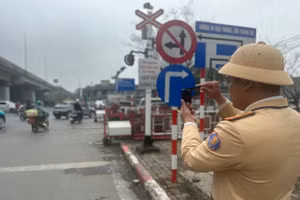 CSGT ghi hình trường hợp vi phạm.