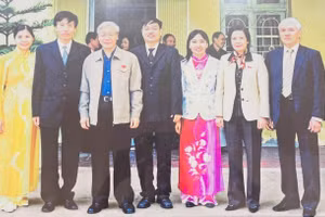 Ban Giám hiệu Trường THCS Ba Đình vinh dự được chụp ảnh cùng Tổng Bí thư Nguyễn Phú Trọng và các đại biểu đến thăm trường năm 2011.