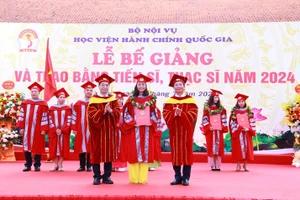 PGS.TS. Nguyễn Bá Chiến, Giám đốc Học viện và PGS.TS. Lương Thanh Cường, Phó Giám đốc Học viện trao bằng Tiến sĩ cho các nghiên cứu sinh đã hoàn thành đề án năm 2024.