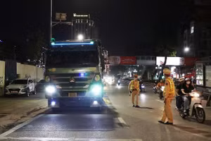 CSGT kiểm tra phương tiện chở vật liệu xây dựng tại các tuyến đường ở Thủ đô.