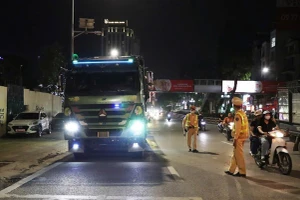 CSGT kiểm tra phương tiện chở vật liệu xây dựng tại các tuyến đường ở Thủ đô.