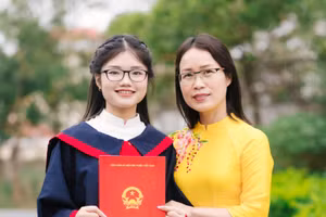 Nguyễn Thanh Xuân và cô giáo chủ nhiệm Trần Thị Bích Ngọc.