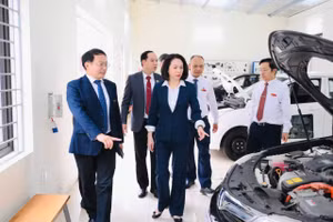 Phó Chủ tịch UBND TP. Hà Nội Vũ Thu Hà và đoàn công tác tham quan cơ sở vật chất của nhà trường.