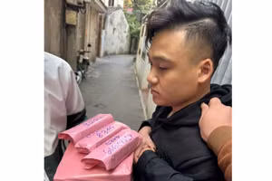 Nguyễn Công Oanh bị bắt quả tang trên đường giao hàng. Ảnh: C04.