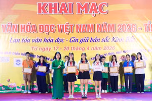 Ban Tổ chức trao giải các cuộc thi hưởng ứng Ngày Sách.
