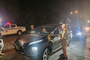 CSGT kiểm tra nồng độ cồn lái xe.