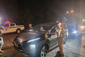 CSGT kiểm tra nồng độ cồn lái xe.