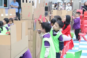 Học sinh thỏa sức sáng tạo qua từng nét vẽ, tạo hình.